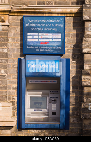 Foro nella parete bancomat a macchina (bancomat) al di fuori del Regno Unito Barclays Bank Foto Stock