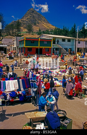 Ecuadorans, ecuadoran, vendor, fornitori, vendere nuovi vestiti, utilizzare i vestiti, abbigliamento, mercato indiano, il giorno di mercato, il mercato, zumbahua, Ecuador Foto Stock