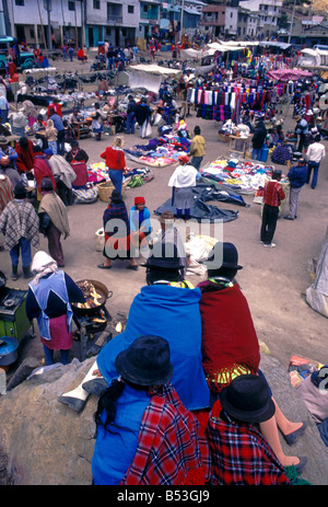 Popolo ecuadoriano persona nuova e abiti usati i fornitori di abbigliamento al giorno di mercato Zumbahua provincia di Cotopaxi Ecuador America del Sud Foto Stock