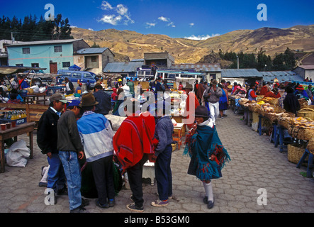Ecuadorans, ecuadoran, frutta e verdura, vendor vendor, fornitori sul mercato indiano, il giorno di mercato, il mercato, zumbahua, provincia di Cotopaxi, Ecuador Foto Stock