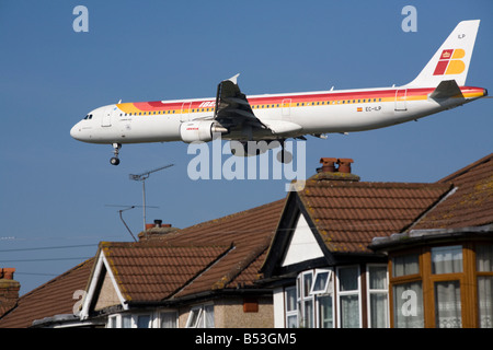 Iberia Airbus A321-211 piano l'atterraggio all'aeroporto di Londra. (41) Foto Stock