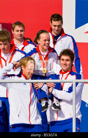 Le Olimpiadi del 2008 eroi parade Team GB , Trafalgar Square , Eleanor Simmonds portato sul podio sulle spalle del compagno di atleti Foto Stock