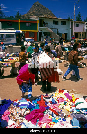 Ecuadorans, ecuadoran, vendor, fornitori, vendere nuovi vestiti, utilizzare i vestiti, abbigliamento, mercato indiano, il giorno di mercato, il mercato, zumbahua, Ecuador Foto Stock