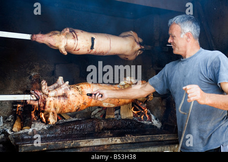 Maialino arrosto allo spiedo ristorante stradale in Bosnia ed Erzegovina Foto Stock