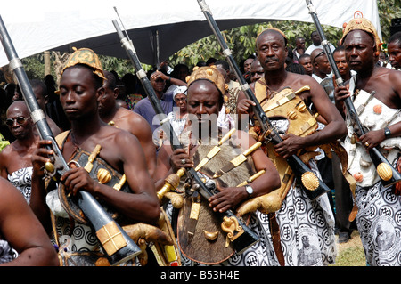 La divisione Akyempim del regno degli Ashanti del Ghana i guerrieri o guardie del corpo del Re degli Ashanti re Osei Tutu II Foto Stock