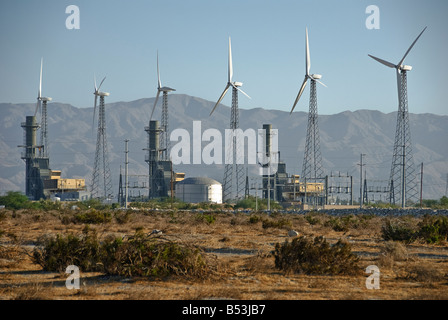 Le turbine eoliche turbina campo farm North Palm Springs CA San Gorgonio Coachella Valley tra il San Bernardino Mountains Foto Stock
