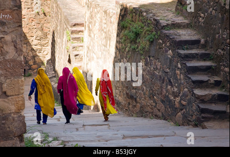 Quattro donne indiane in sari colorati scendono dal forte, il Parco nazionale di Ranthambore, Rajasthan, India Foto Stock