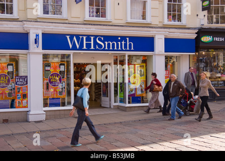 La gente camminare passato WHSmith: informare l'edicola nel trafficato centro della città di Norwich, Norfolk, Regno Unito Foto Stock