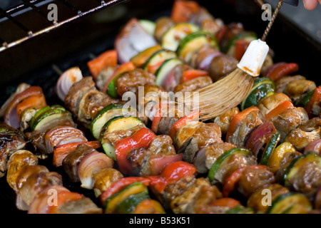 Carni bovine shish kebab su spiedini per la cottura alla griglia Foto Stock