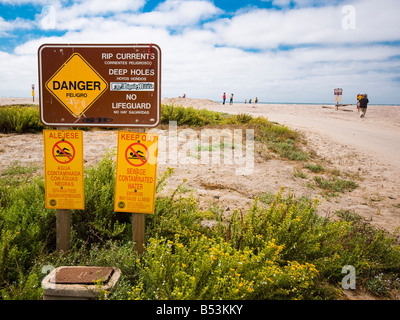 Indicazioni sulla spiaggia di avvertimento di forti correnti e di depurazione acqua contaminata. Foto Stock