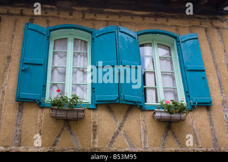 Bella persiane blu in Eauze, Gers, Francia meridionale Midi-pirenei Foto Stock