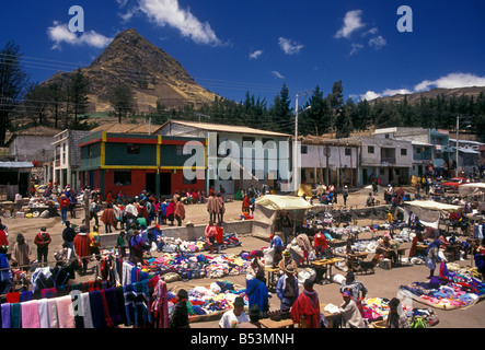 Popolo ecuadoriano persona nuova e abiti usati i fornitori di abbigliamento al giorno di mercato Zumbahua provincia di Cotopaxi Ecuador America del Sud Foto Stock