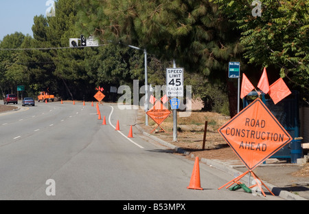 Costruzione di strada segni su San Tomas Expressway in San Jose California USA Foto Stock