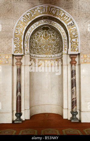 Un Mihrab a volte ha scritto 'Mehrab' al muro di Qibla in La principale sala di preghiera della Moschea di al Azhar in Old Cairo islamico Egitto Foto Stock