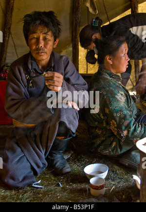 Tsaatan famiglia all'interno del tepee Mongolia settentrionale Foto Stock