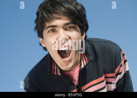 Uomo ispanico urlando Foto Stock