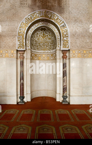 Mihrab decorato al muro di Qibla nella preghiera principale sala della Moschea di al Azhar Università nel Cairo Vecchio Islamico Egitto Foto Stock