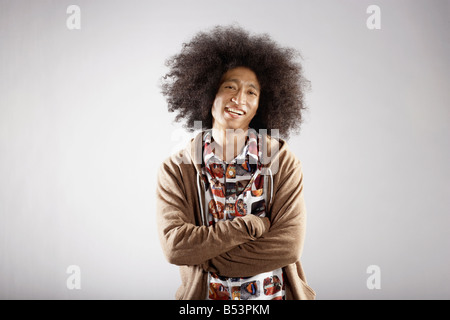 Fiducioso razza mista uomo con le braccia incrociate Foto Stock