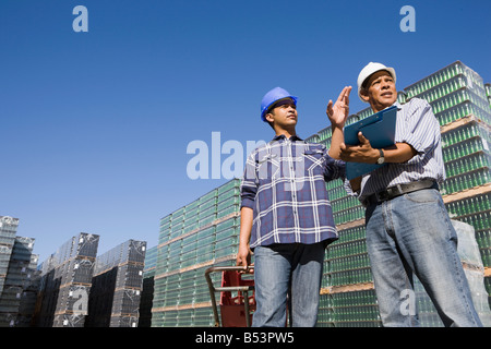 Manager di parlare con il lavoratore nello stabilimento di trasformazione Foto Stock