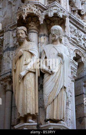 Statue presso la cattedrale di Chartres Eure et Loir Francia Foto Stock