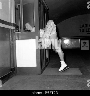 Annette Rees, il Pattinatore su ghiaccio si vede qui facendo una telefonata. Marzo 1953 D1096-001 Foto Stock