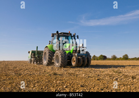 'Deutz-Fahr' il traino del trattore "Great Plains" in combinazione erpice e seminatrice - semina Frumento invernale, Indre-et-Loire, Francia. Foto Stock