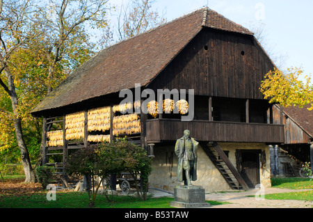 Etnologico Museo Folk Staro Selo in Kumrovec con la statua del maresciallo Josip Broz Tito Foto Stock