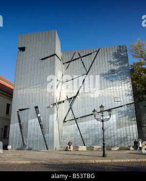 Vista esterna di acciaio pareti metalliche di Judisches o il Museo Ebraico progettato da Daniel Libeskind a Berlino Germania Foto Stock