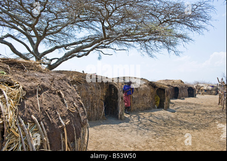 Scena di vita del popolo Masai nel loro villaggio Foto Stock