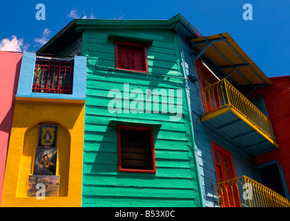 Case vivacemente colorate nel quartiere di La Boca a Buenos Aires in Argentina Foto Stock