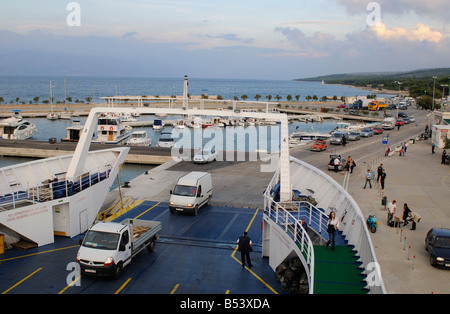 Vetture di salire sul traghetto nel porto di Supetar sull'isola di Brac Dalmazia Croazia Foto Stock
