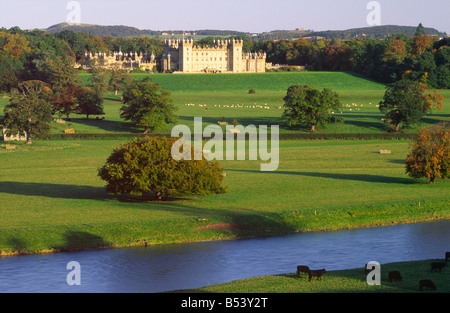 Guardando al di là del fiume Tweed a pavimenti Castello dai resti del castello di Roxburgh vicino a Kelso in confini Scozzesi Scozia Scotland Foto Stock