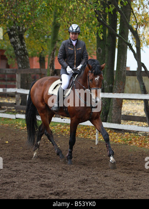 Allegro giovane donna e il suo cavallo Foto Stock