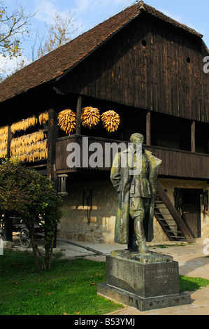 Etnologico Museo Folk Staro Selo in Kumrovec con la statua del maresciallo Josip Broz Tito Foto Stock