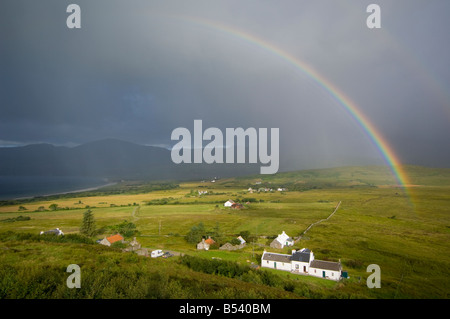 Nuvole temporalesche e un arcobaleno su Ardfernal township guardando ad ovest verso le pappe del Giura Foto Stock