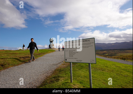 Il Commando Memorial i visitatori a piedi segno del passato di WW2 War Memorial, Spean Bridge A82 Scotland Regno Unito Foto Stock