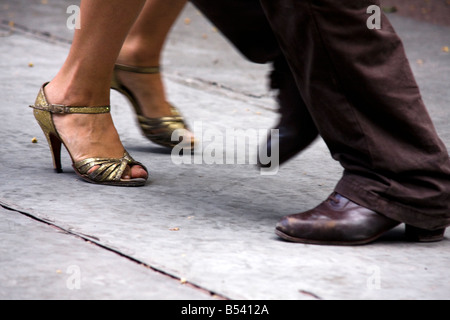 Ballerini di tango in Plaza Dorrego nel quartiere di San Telmo a Buenos Aires Foto Stock