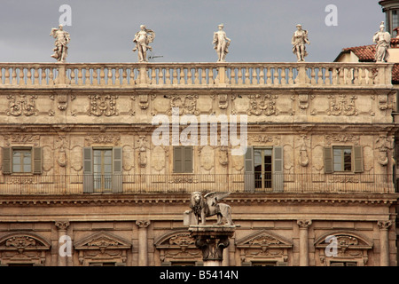 Palazzo Maffei e il leone alato di San Marco in Piazza delle Erbe a Verona Italia Foto Stock