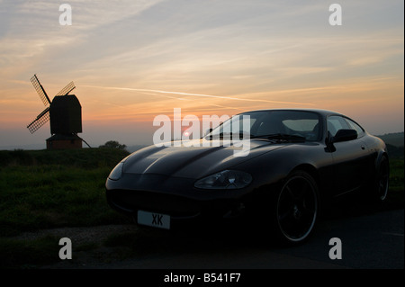 Moderne Jaguar auto al tramonto. Foto Stock