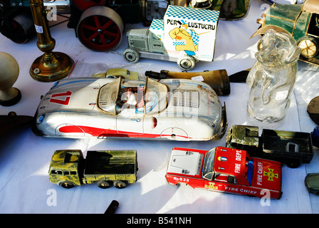 Parigi Francia, area commerciale, Garage sale quartiere "vide Grenier" prodotti usati, di seconda mano, giocattoli vintage per bambini, oggetti d'epoca d'antiquariato, Foto Stock