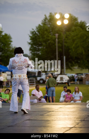 Sosia di Elvis esegue presso American Cancer Society il relè per la vita di carità fund raising evento in Ocala, Florida, Stati Uniti d'America Foto Stock