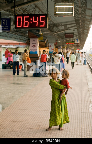 I bambini a mendicare sulla piattaforma, Sawai Madhopur stazione, Rajasthan, India, Asia Foto Stock