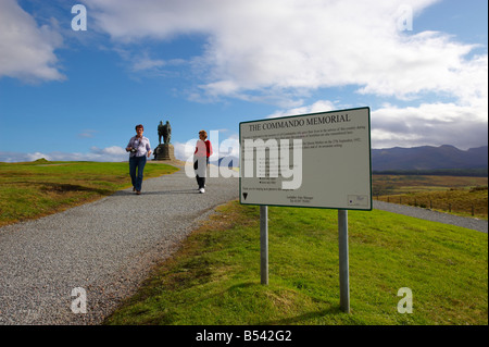 Il Commando Memorial i visitatori a piedi segno del passato di WW2 War Memorial, Spean Bridge A82 Scotland Regno Unito Foto Stock