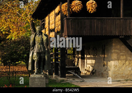 Etnologico Museo Folk Staro Selo in Kumrovec con la statua del maresciallo Josip Broz Tito Foto Stock