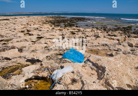 Rifiuti di plastica oggetto di dumping sulla spiaggia nei pressi di Ayia Napa sull'isola Mediterranea di Cipro UE Foto Stock