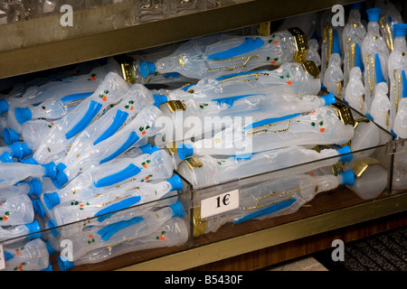 L'acqua santa bottiglie - Lourdes, Francia meridionale Foto stock - Alamy