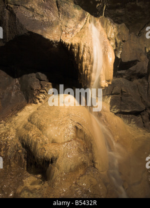 Una cascata sotterranea in esecuzione su stalagmiti al Ingleborough Visualizza Grotta Clapham Ribblesdale Yorkshire Dales R.U. Foto Stock