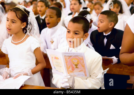 I bambini durante la prima santa Comunione nella Baie Ste Anne Praslin Island Seychelles Foto Stock