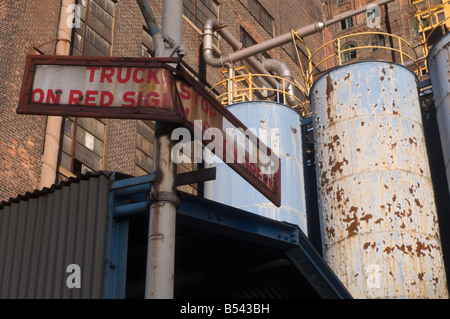 Si addormentò semaforo insieme contro i silos presso il vecchio Domino fabbrica di zucchero di Williamsburg Brooklyn Foto Stock