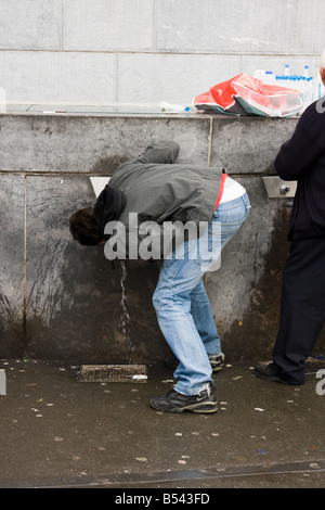 L'acqua santa bottiglie - Lourdes, Francia meridionale Foto stock - Alamy